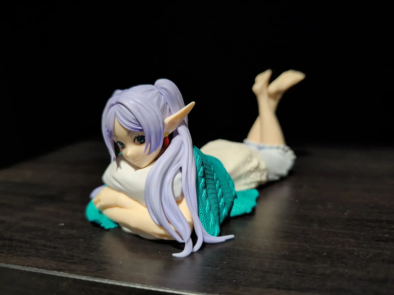 Image of figure Lounging in Bed Frieren