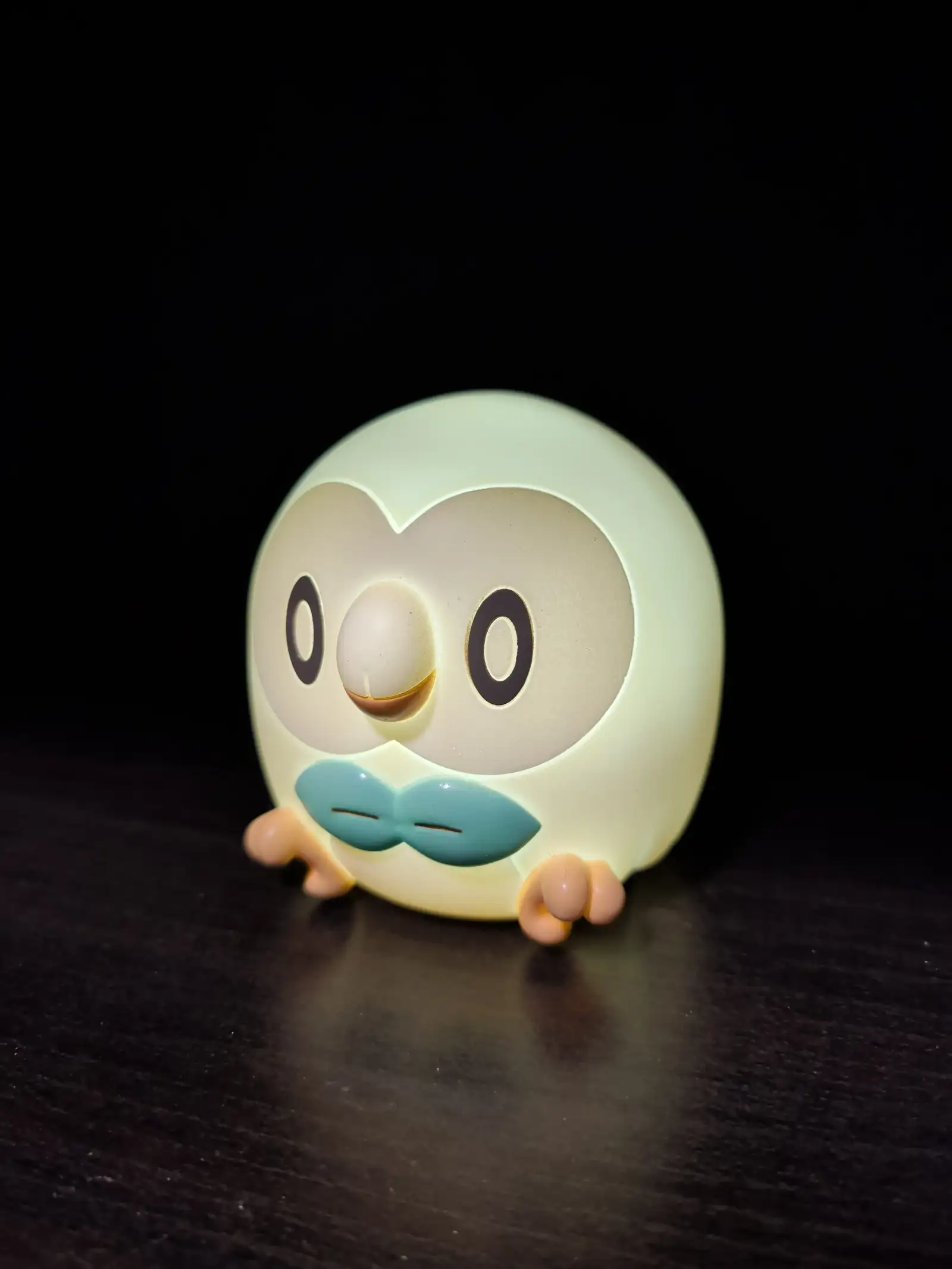 Image of figure Rowlet Lamp