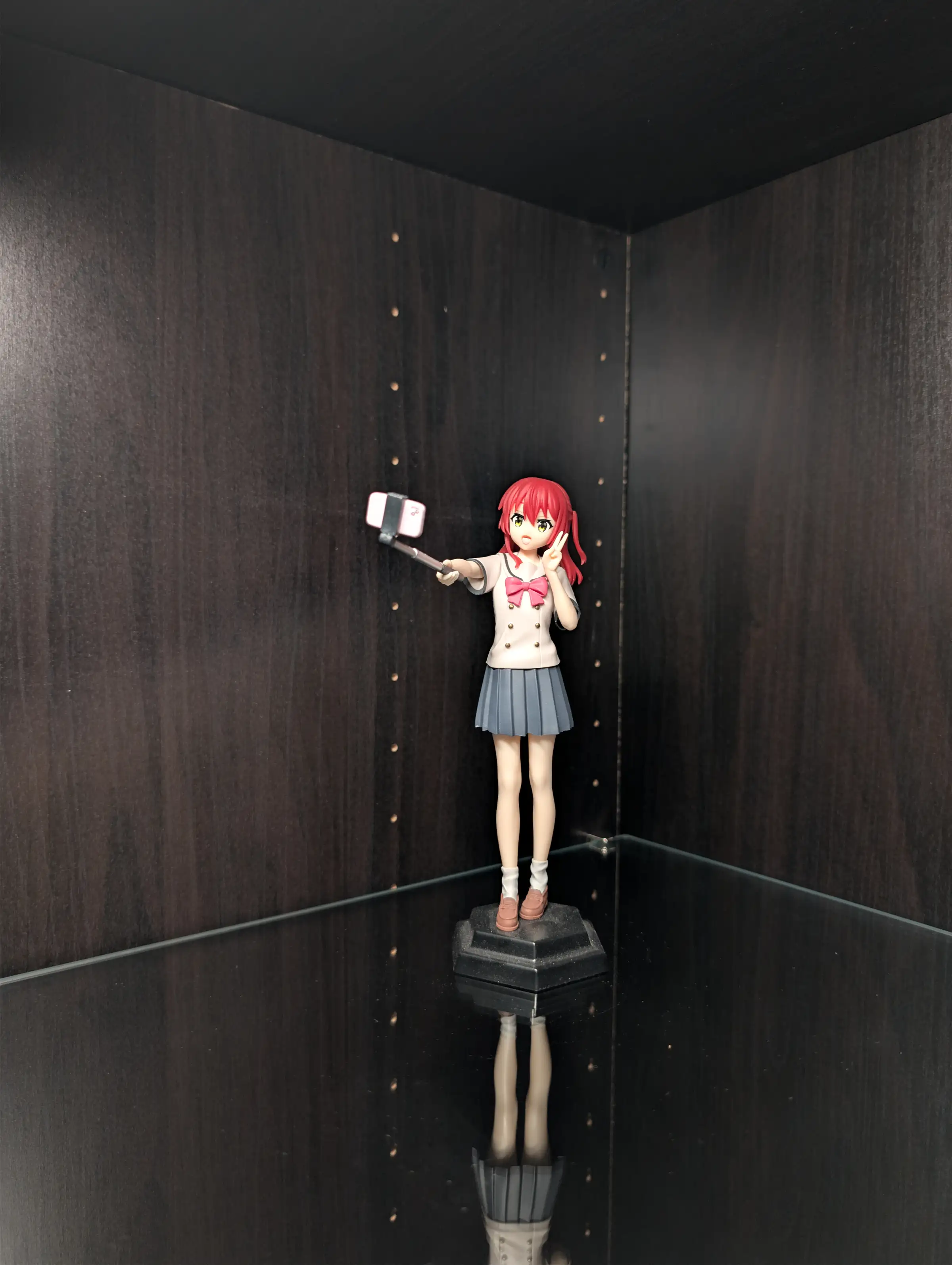 Image of figure Selfie Kita