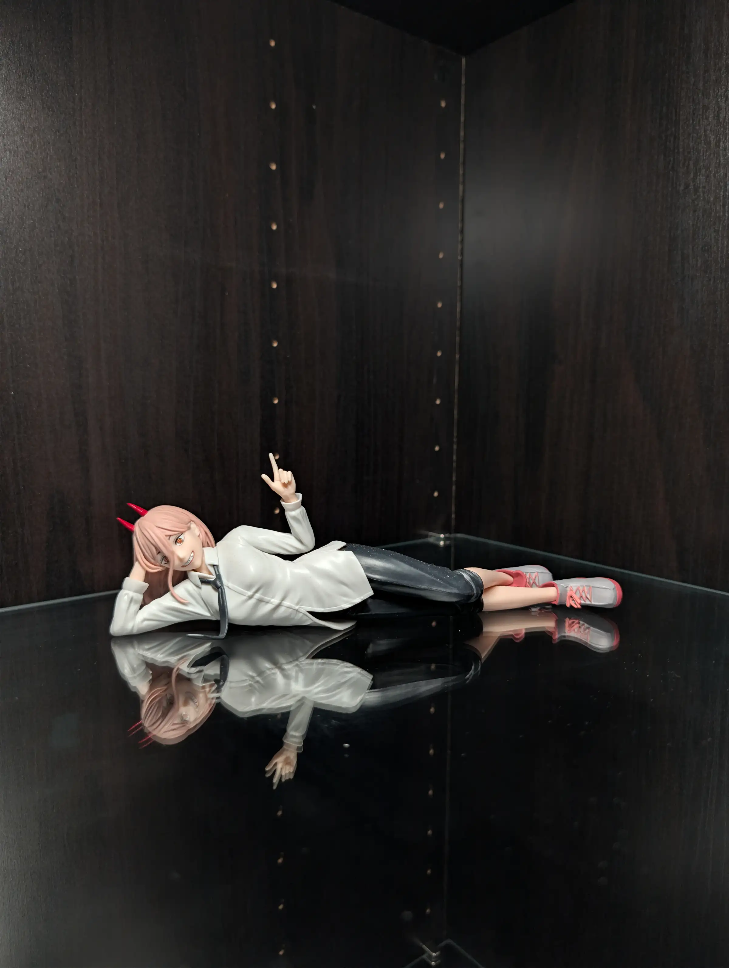Image of figure Lounging Power