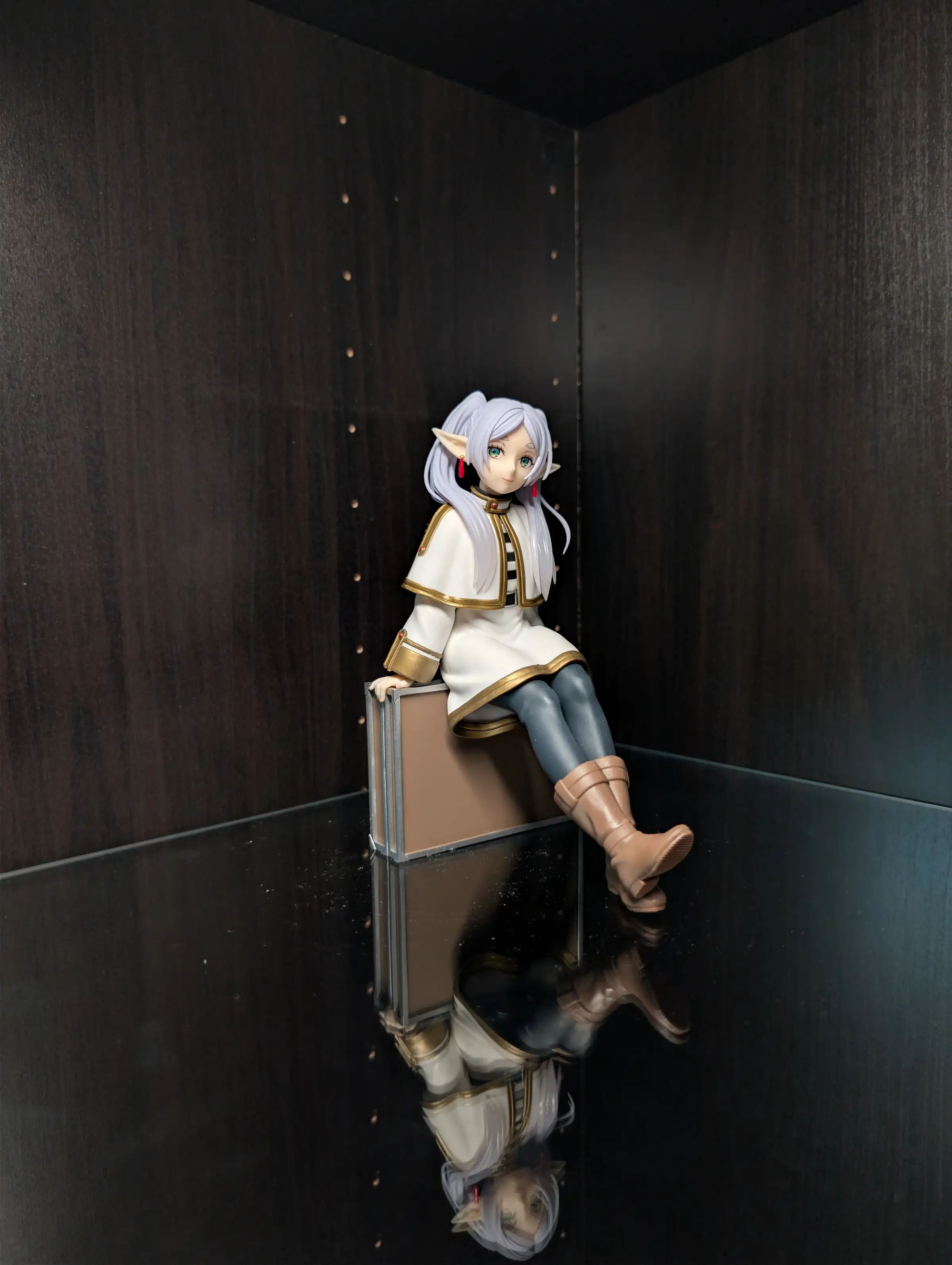 Image of figure Suitcase Frieren