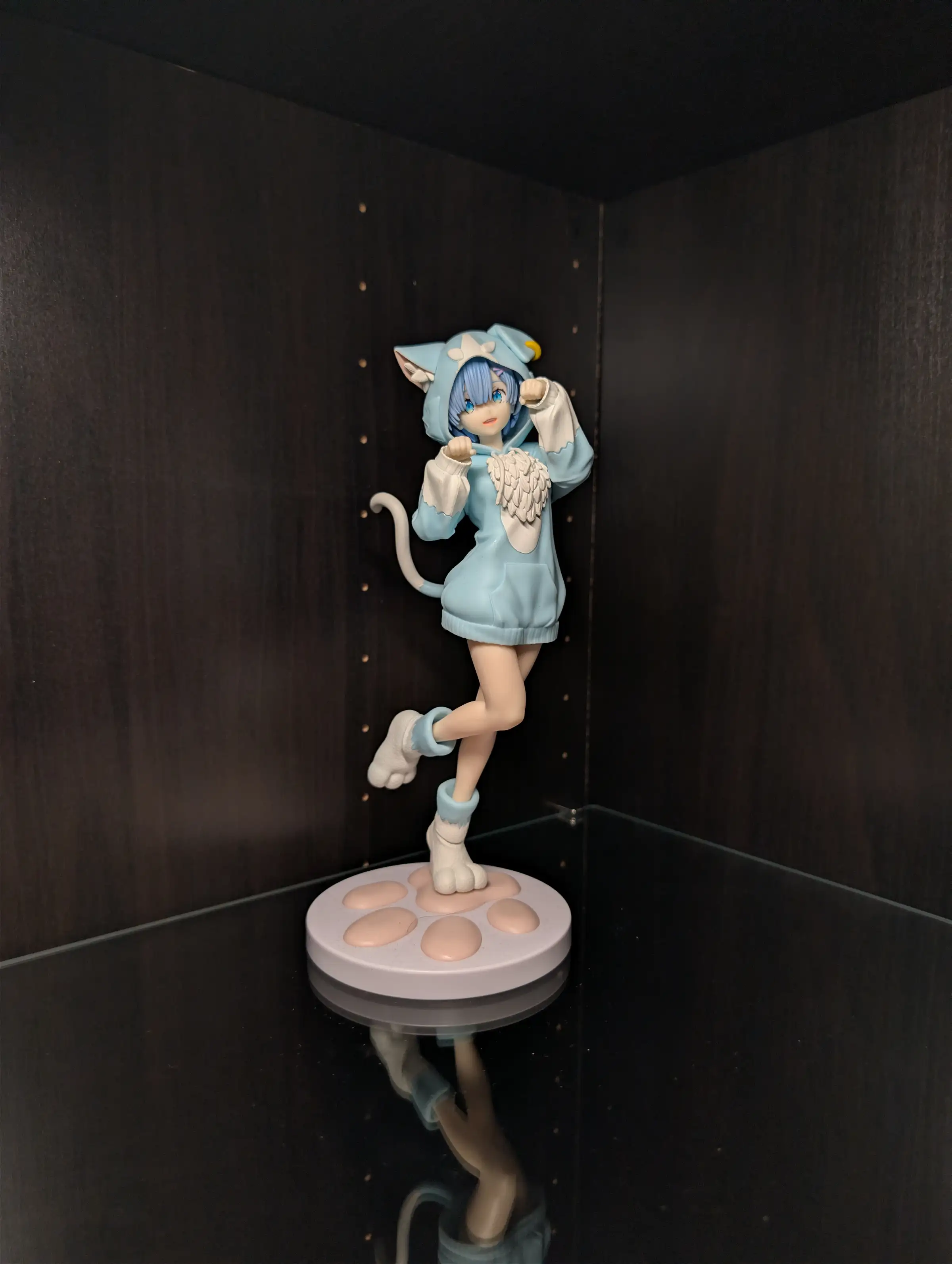 Image of figure Wolf Sweater Rem