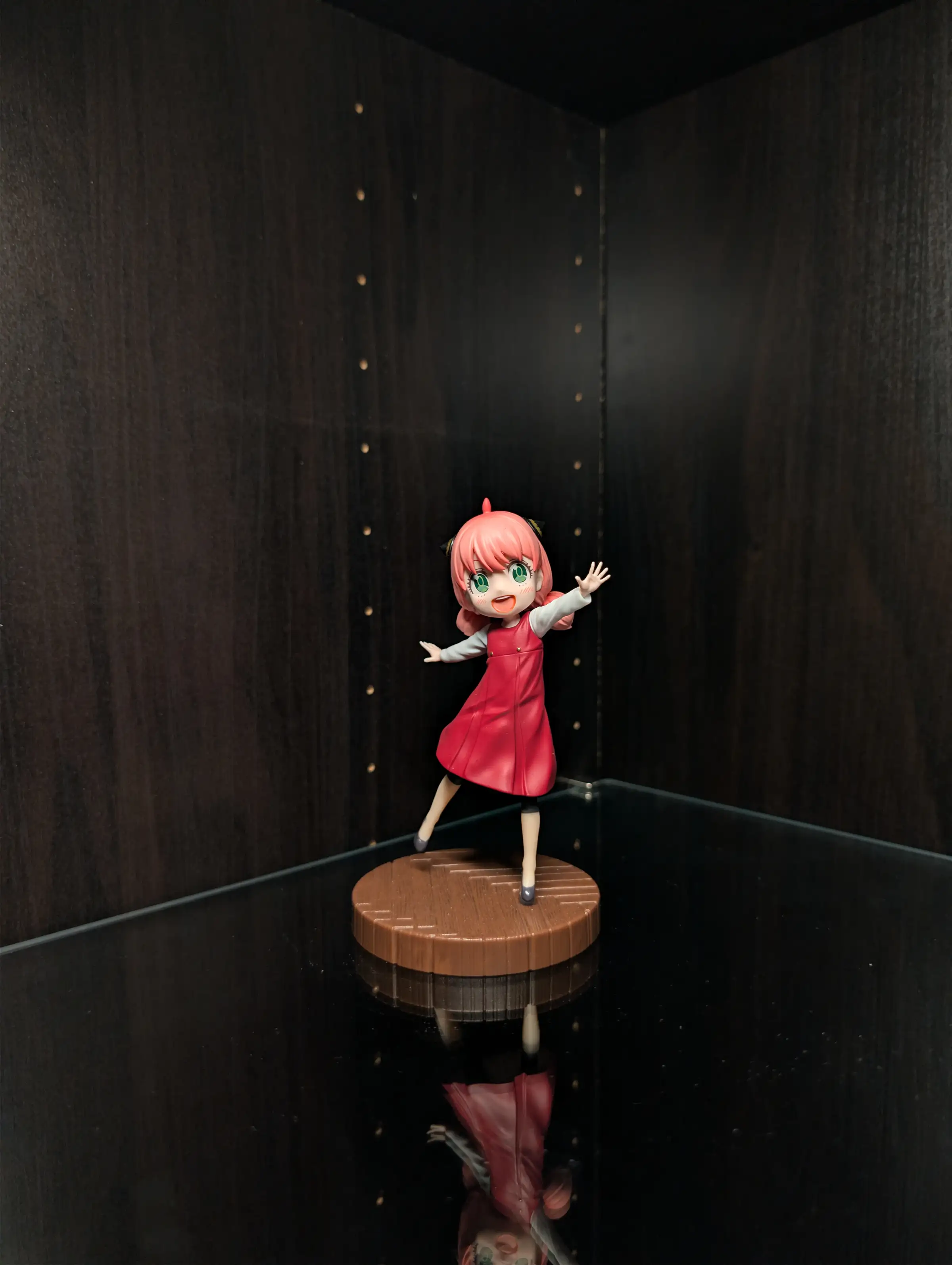 Image of figure Anya (Wood Floor)
